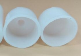 Заглушка с отверстием под провод для шланга 22мм белая