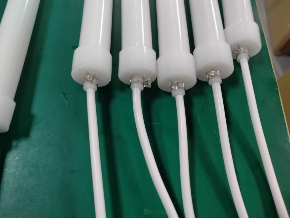 Заглушка с отверстием под провод для шланга 22мм белая