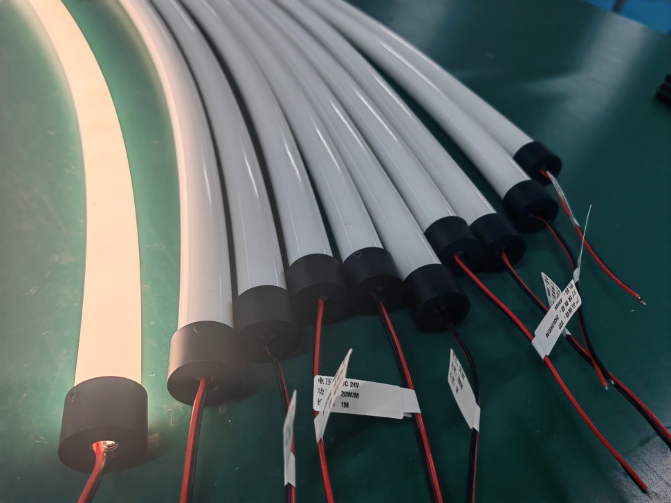 Заглушка с отверстием под провод для шланга 22мм черная