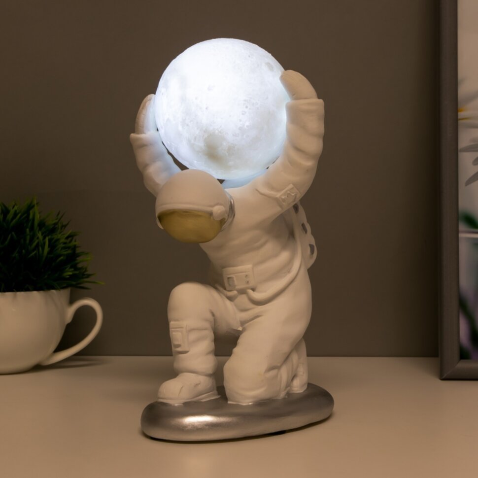 Светильник "Астронавт держит луну" LED 2Вт (провод 1м) белый 11,5х13х21 см
